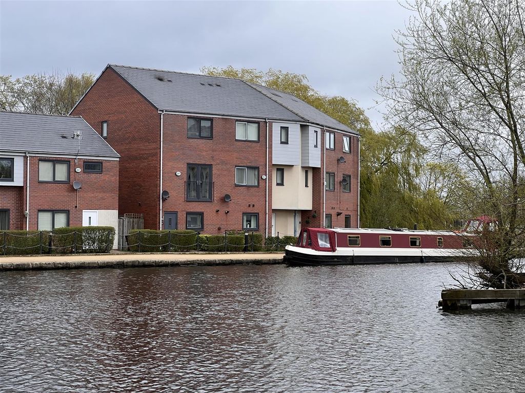 3 bed town house for sale in Edmund Street, Droylsden, Manchester M43