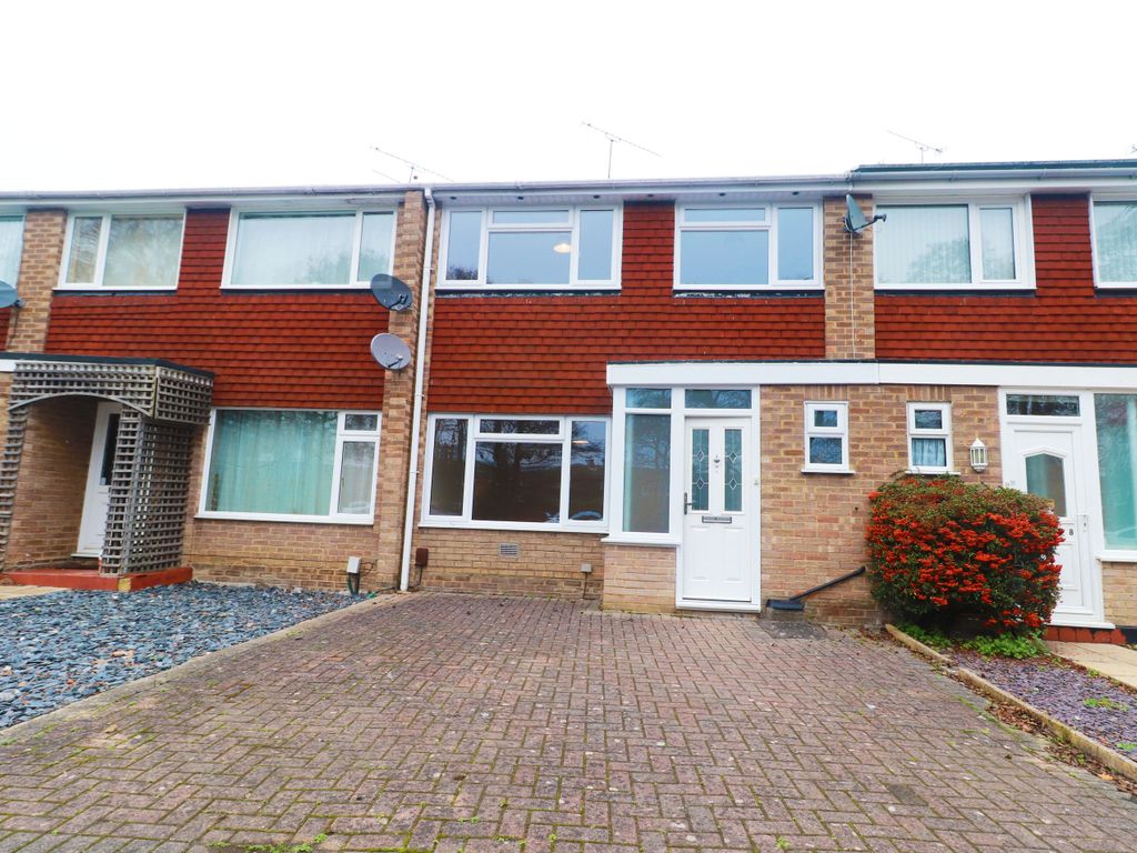 3 bed terraced house to rent in Tees Close, Farnborough GU14, £1,350