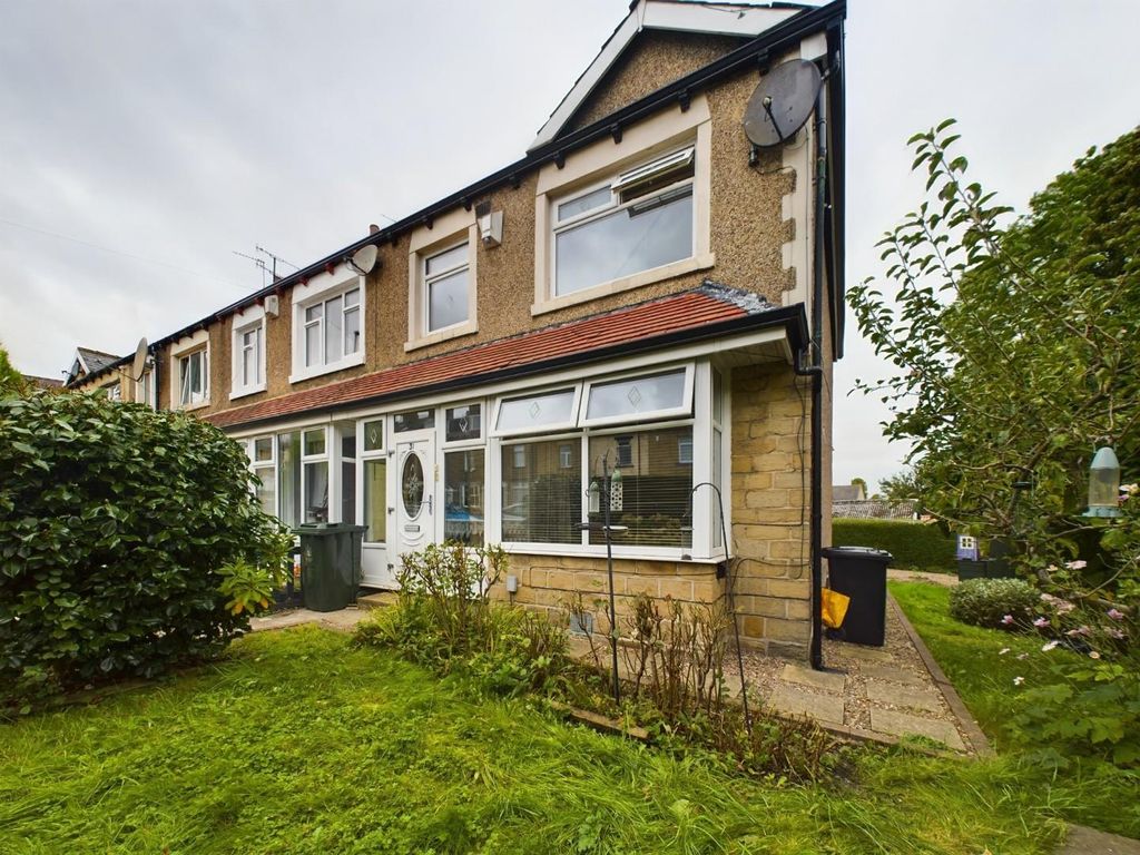 3 bed property for sale in Highfield Road, Frizinghall, Bradford BD9, £