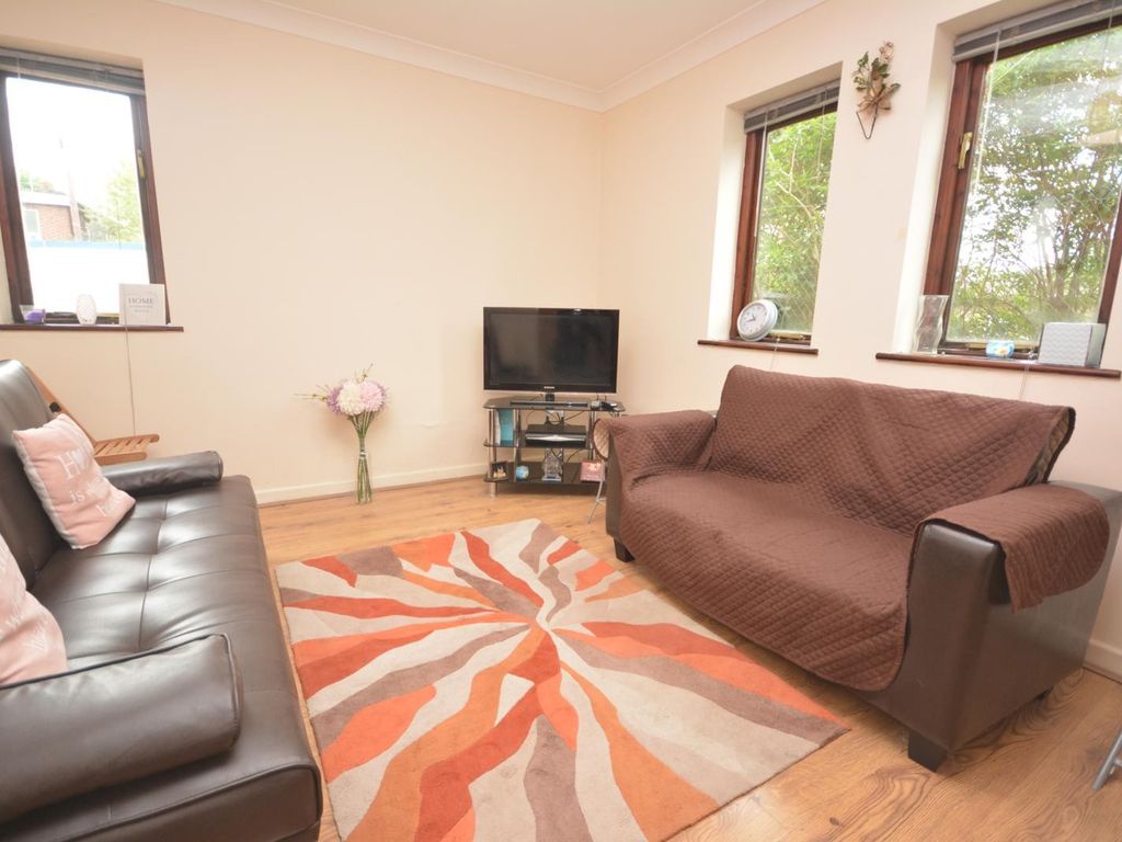 1 bed flat to rent in Riverbank Court, Shrublands Close CM2, £850 pcm