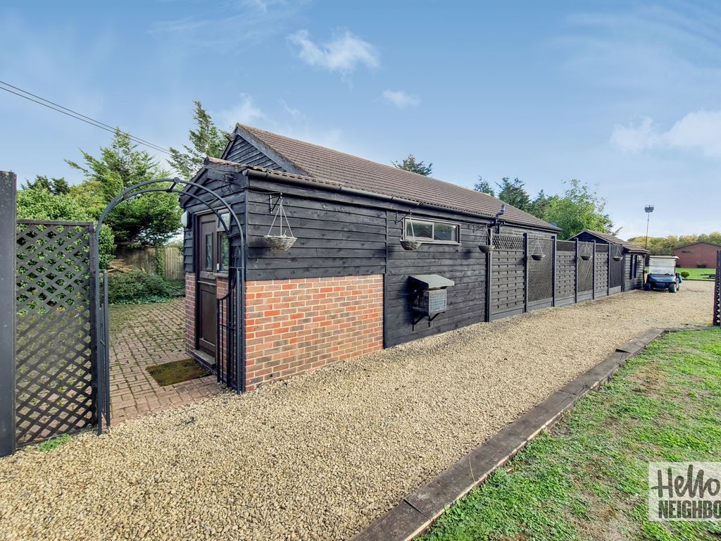 4 bed detached bungalow to rent in Saint Marys Lane, North Ockendon