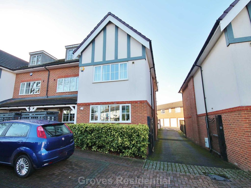 4 bed semidetached house to rent in Cuddington Avenue, Worcester Park