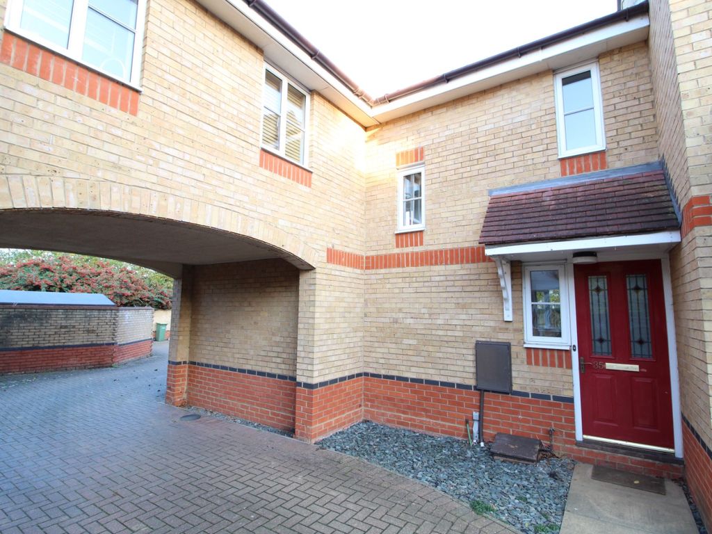 3 bed semidetached house to rent in Heron Close, Rayleigh, Essex SS6