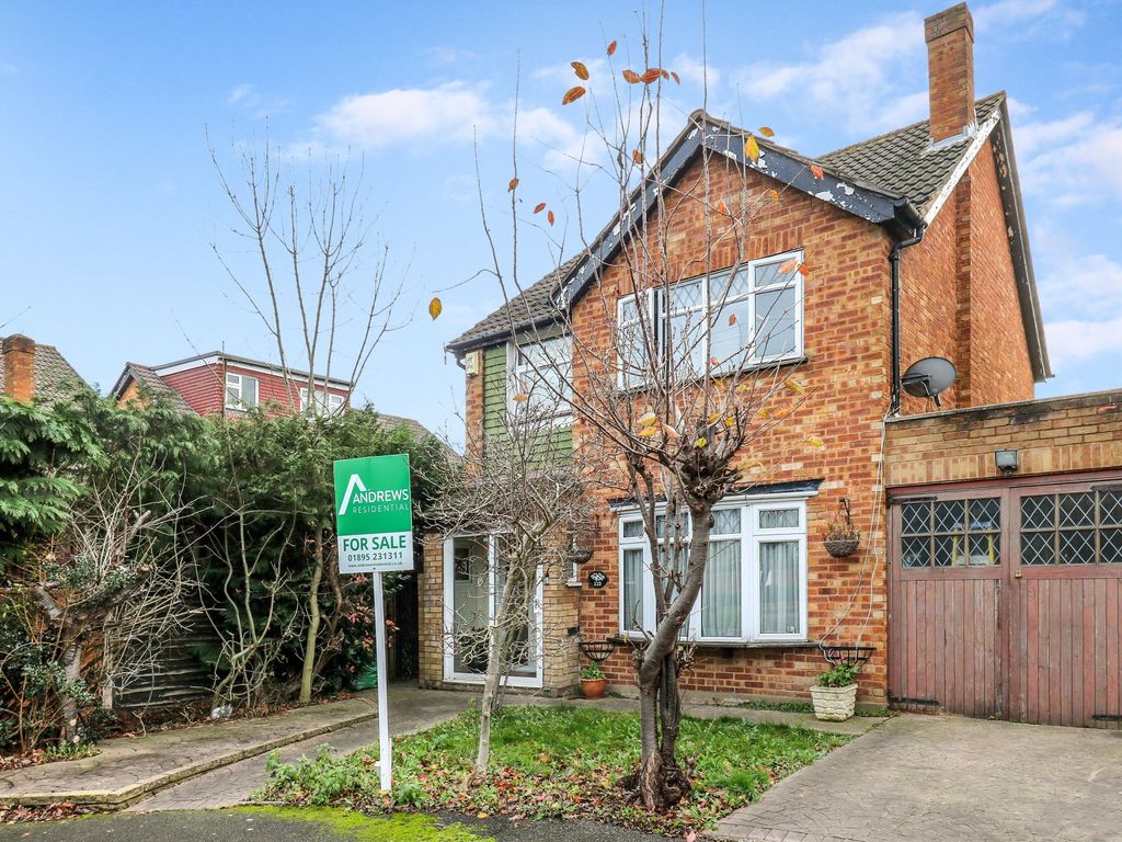 3 bed detached house to rent in West Drayton Road, Hillingdon UB8, £