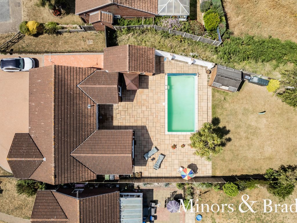 4 bed detached bungalow for sale in Potters Drive, Hopton, Great