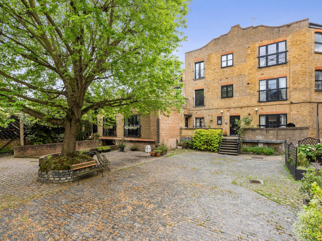 2 bed flat for sale in Canonbury Mews, Petherton Road, London N5, £