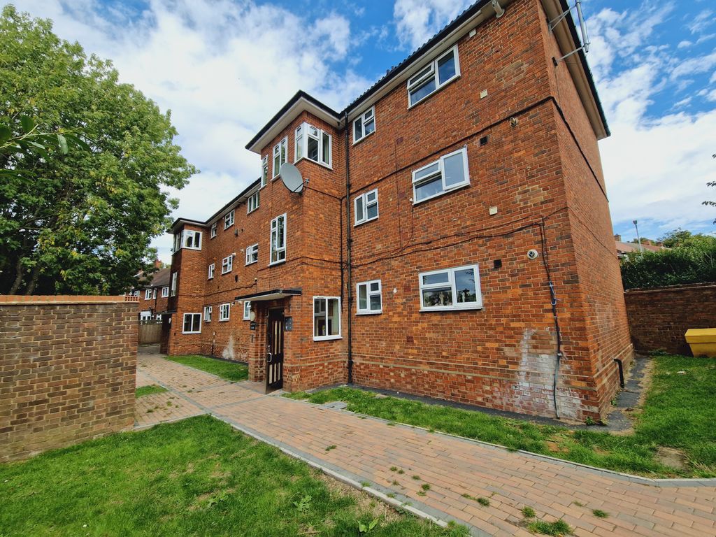 1 bed flat for sale in Redruth Road, Romford RM3, £179,000 Zoopla