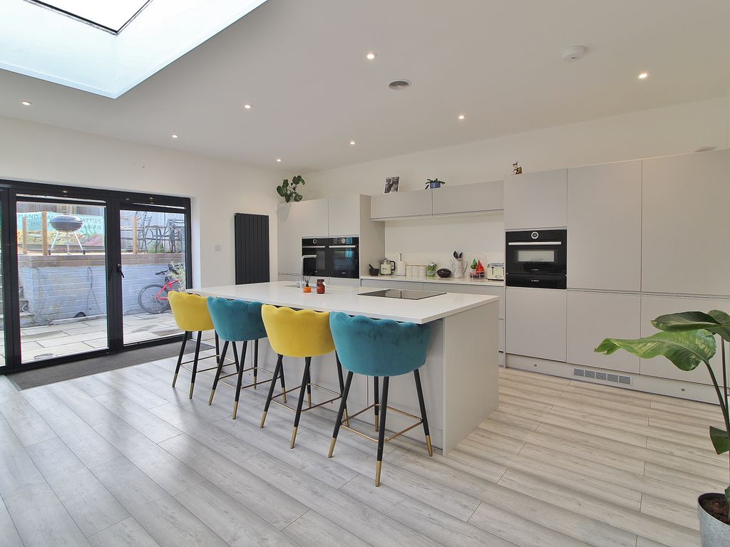 3 bed semidetached bungalow for sale in Shaftesbury Avenue, Purbrook, Waterlooville PO7, £