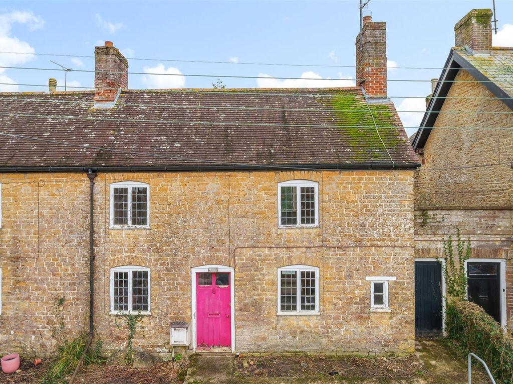 2 bed end terrace house for sale in East Street, Milborne Port