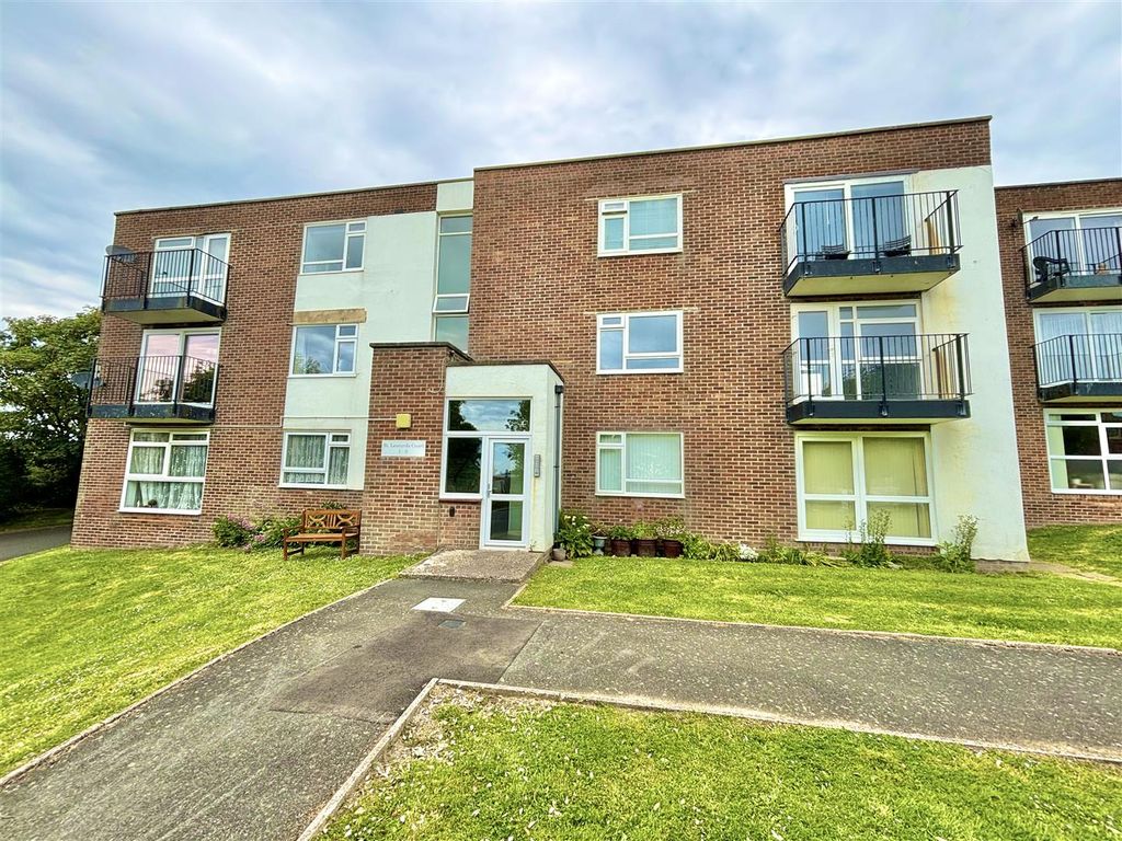 2 bed flat for sale in West Hill Road, St. LeonardsOnSea TN38, £