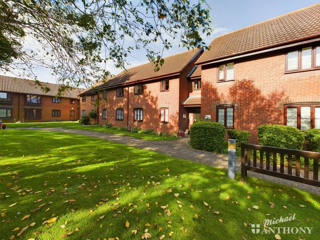 2 bed flat for sale in Beaconsfield Road, Aylesbury HP21, £110,000 Zoopla