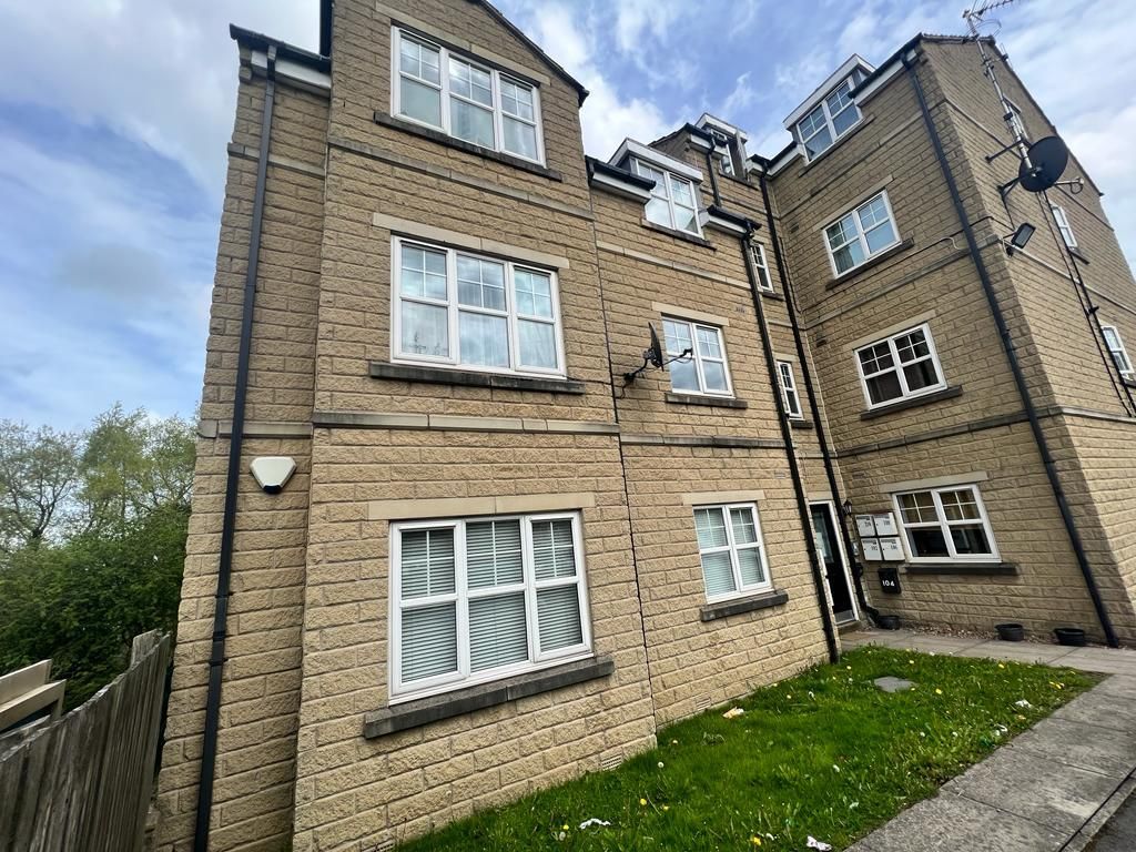 2 bed flat to rent in Way, Tyersal, Bradford BD4, £675 pcm