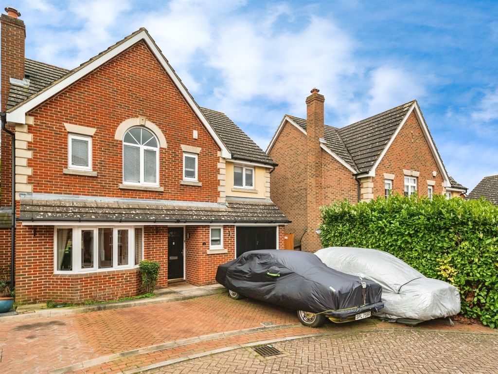 4 bed detached house for sale in Hull Close, Cheshunt, Waltham Cross