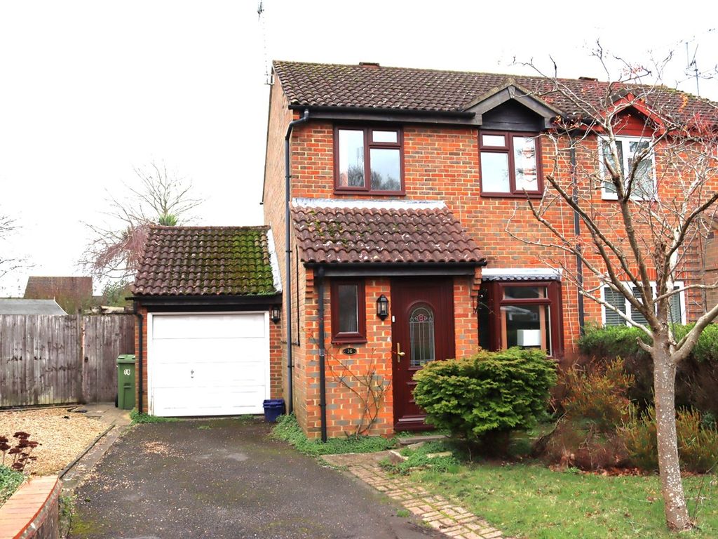 3 bed semidetached house for sale in Maskell Way, Farnborough GU14, £