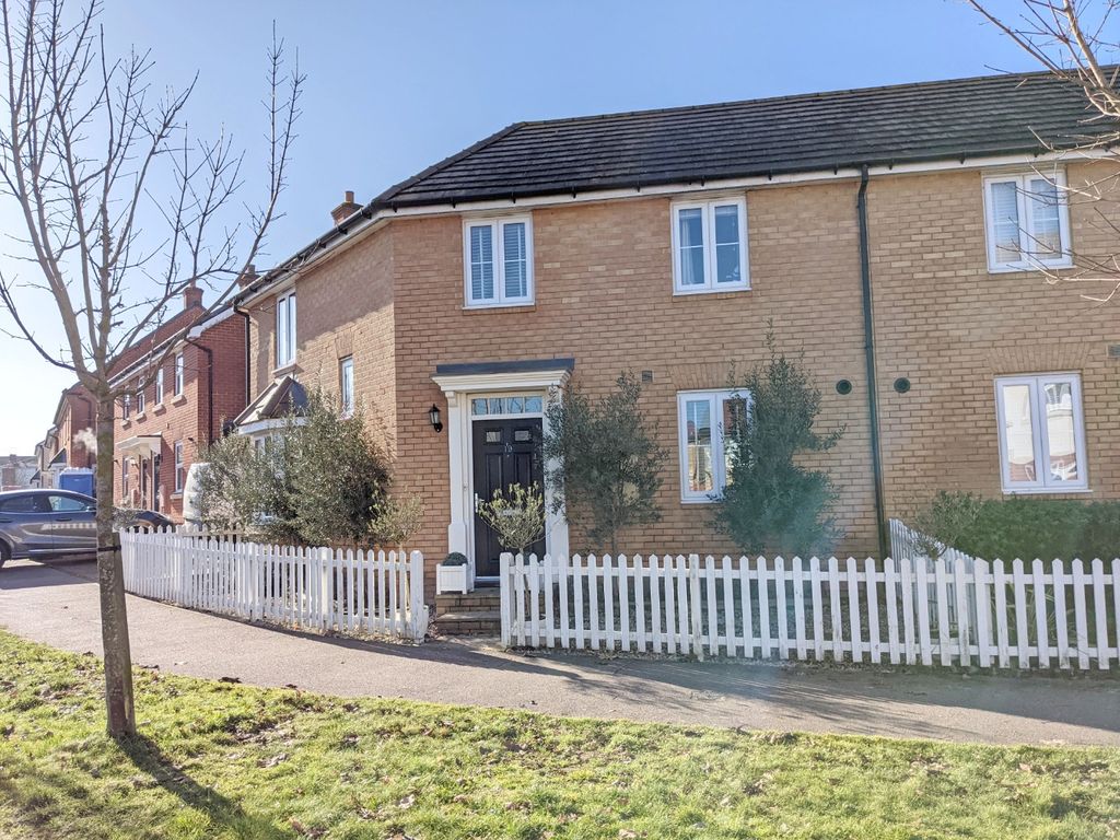 3 bed semidetached house for sale in Kngston Road, Thundersley, Essex