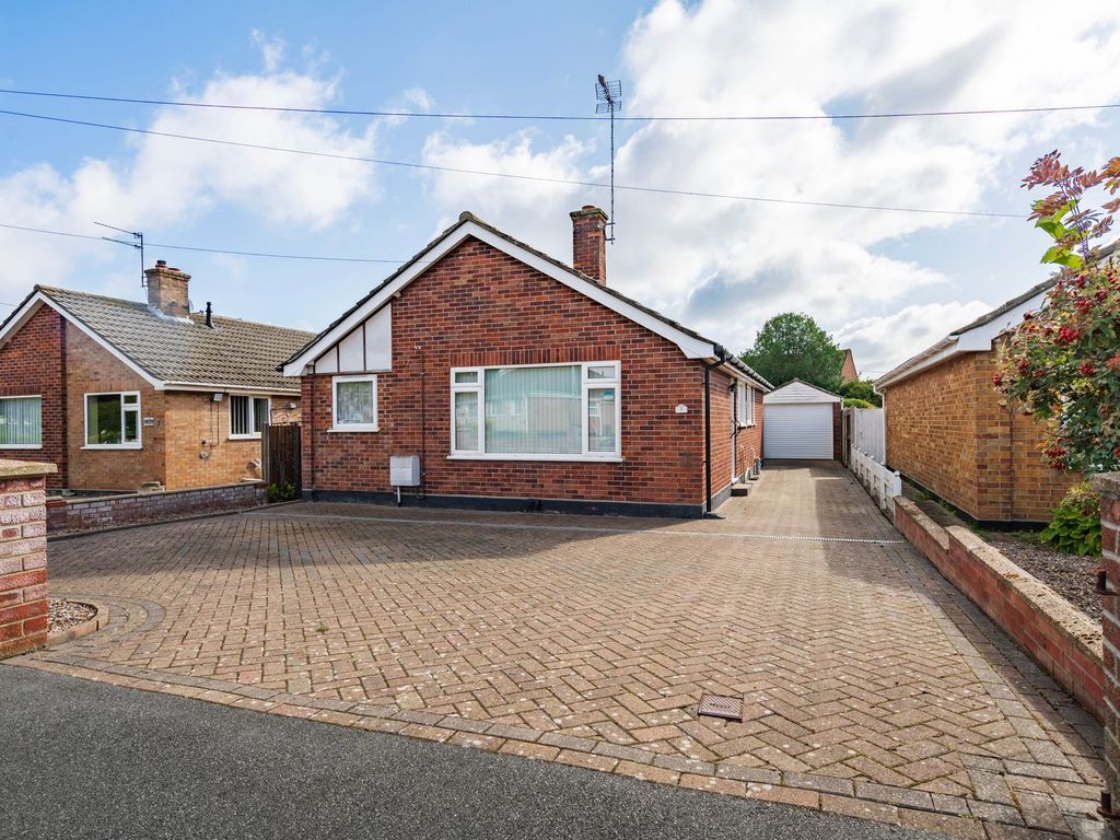 3 bed property for sale in June Avenue, Lowestoft NR32, £220,000 Zoopla