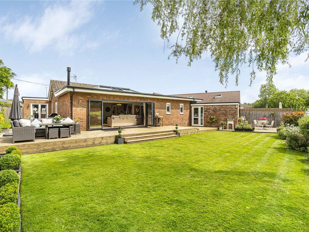 4 bed bungalow for sale in Cedar Crescent, Thame, Oxfordshire OX9, £