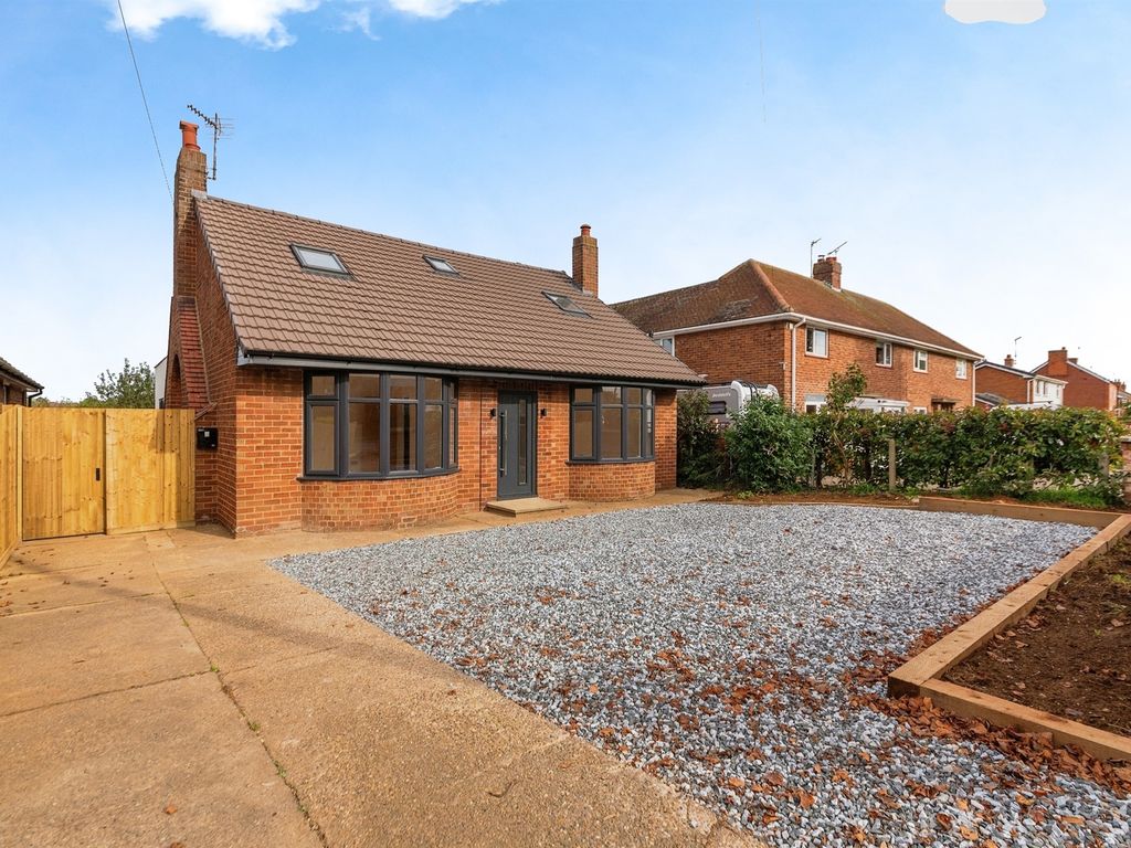 4 bed detached bungalow for sale in Dysart Road, Grantham NG31, £