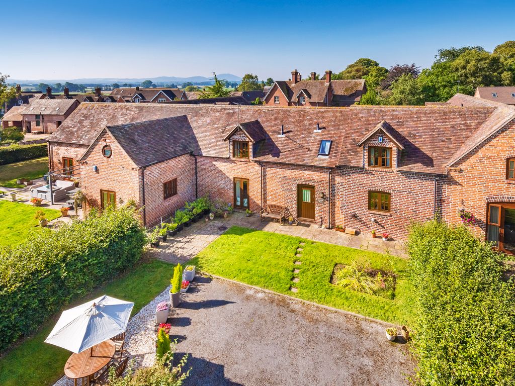 3 bed barn conversion for sale in Kynnersley, Telford TF6, £425,000