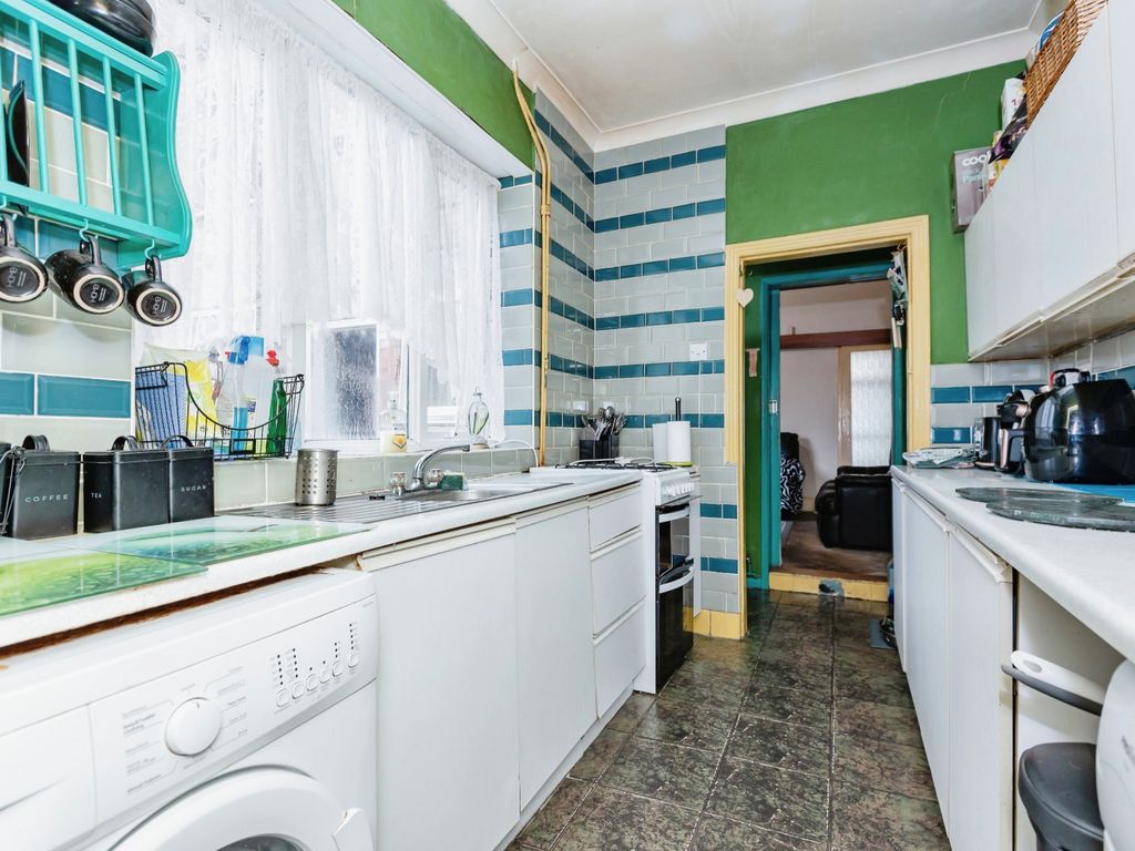 4 bed terraced house for sale in Beaumanor Road, Leicester