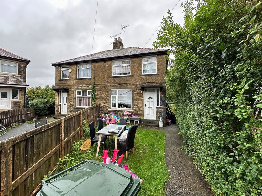 3 bed semidetached house for sale in Dalcross Grove, Bradford, West Yorkshire BD5, £100,000