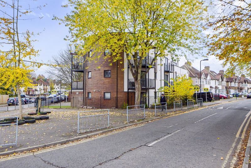1 bed flat for sale in Buckingham Road, Canons Park, Edgware HA8, £