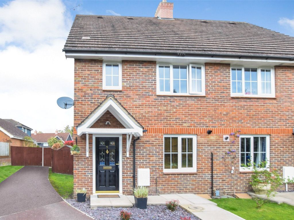 3 bed semidetached house for sale in Long Sutton Drive, Elvetham Heath
