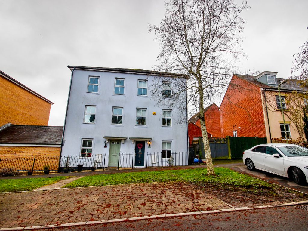 4 bed semidetached house for sale in Buzzard Way, Penallta, Hengoed