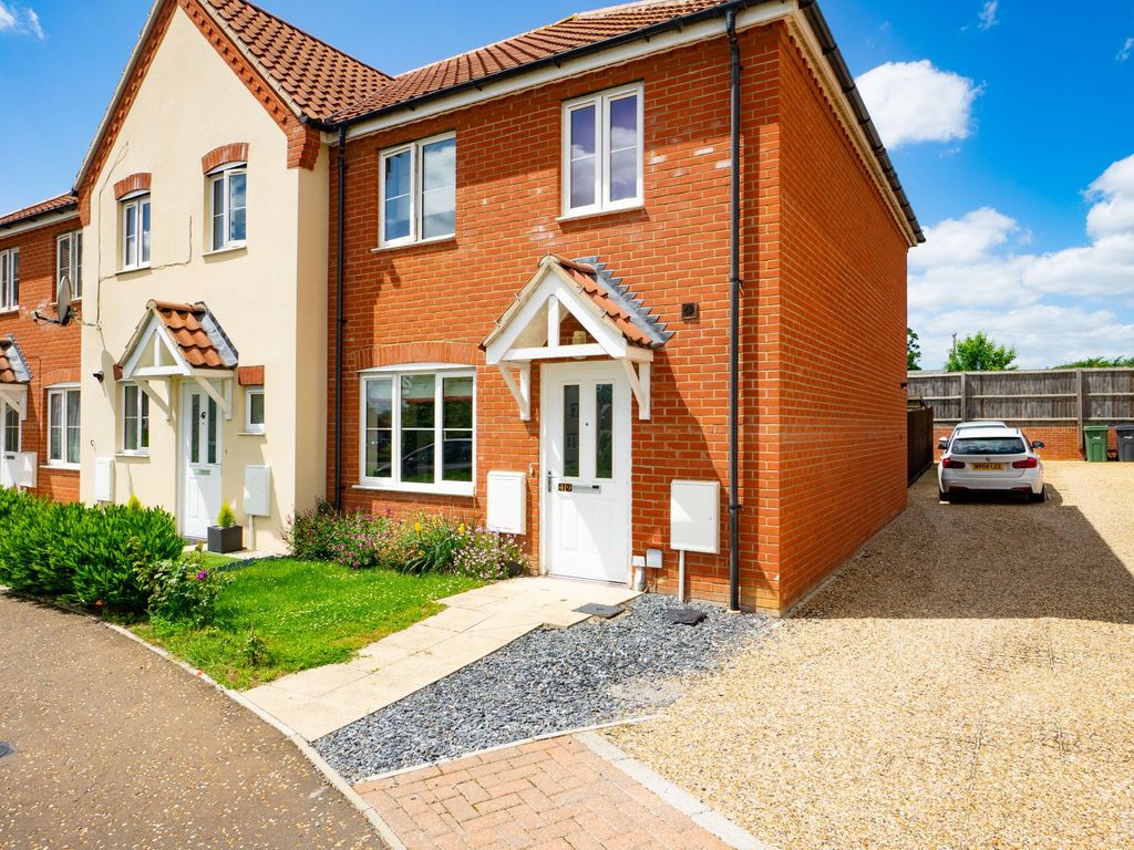 3 bed end terrace house for sale in Long Meadow Drive, Roydon, Diss
