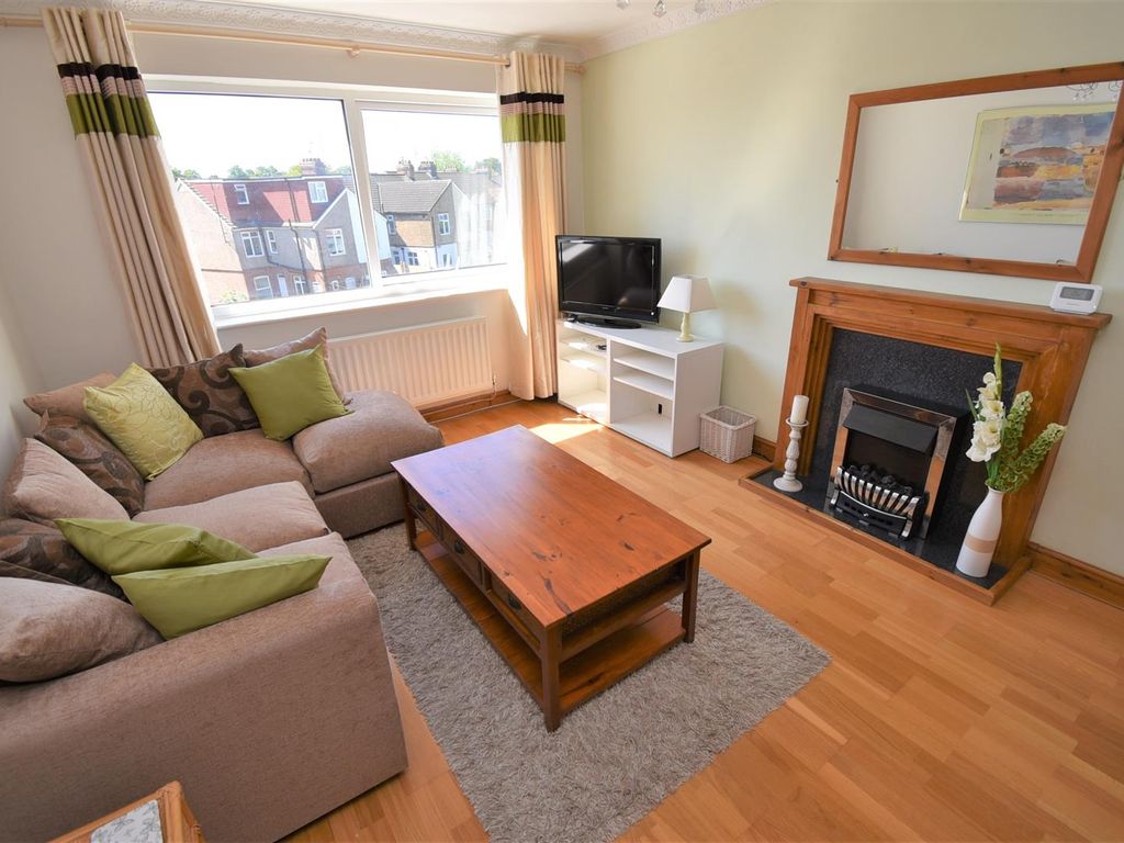 2 bed flat to rent in Garden Court, Gardenia Avenue, Luton LU3 Zoopla