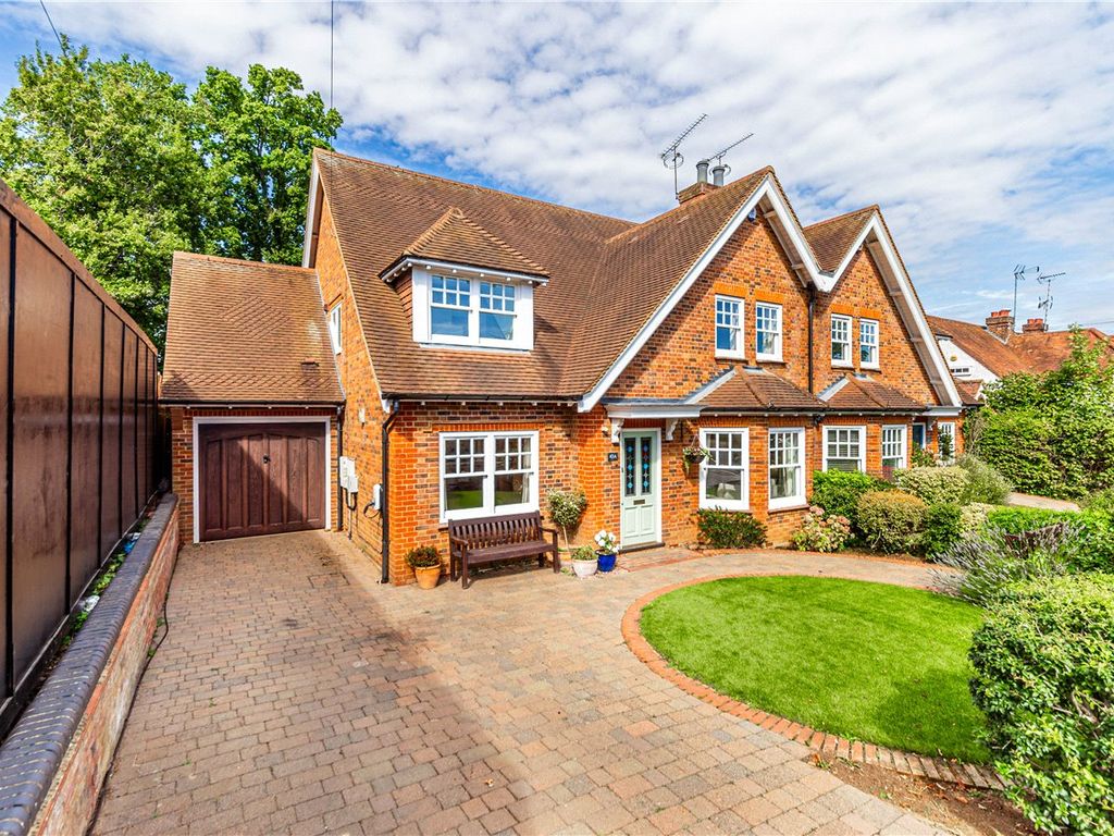 5 bed semidetached house for sale in Moreton End Lane, Harpenden
