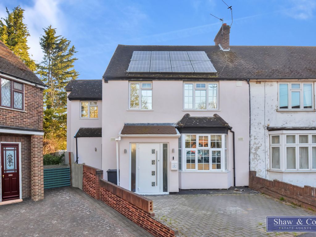 4 bed semidetached house for sale in Rookeries Close, Feltham TW13