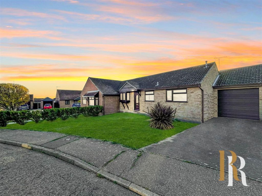 2 bed semidetached bungalow for sale in Vaux Avenue, Dovercourt