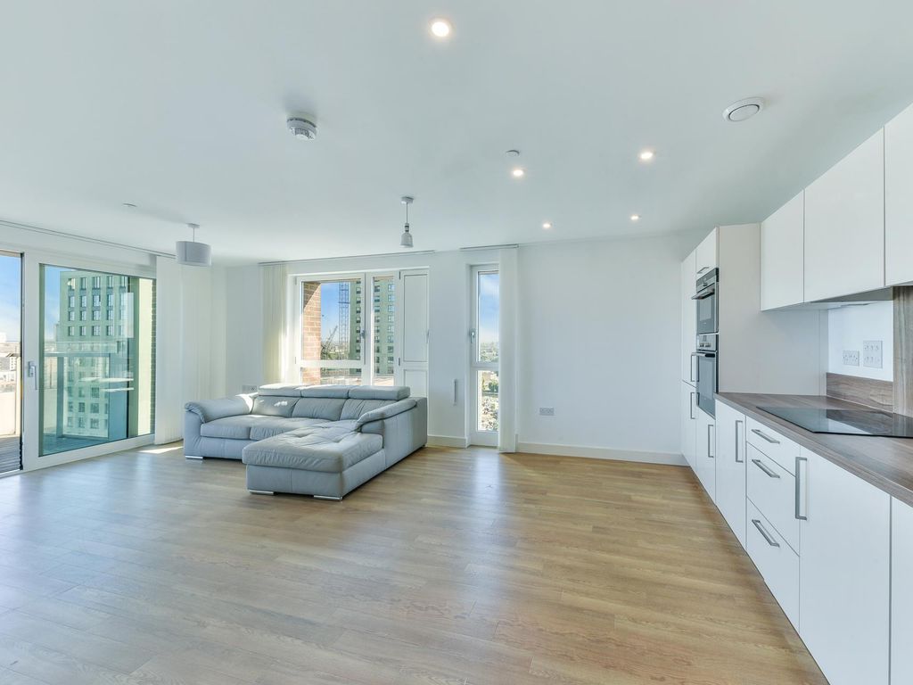 3 bed flat to rent in Marner Point, 1 Jefferson Plaza, London E3, £