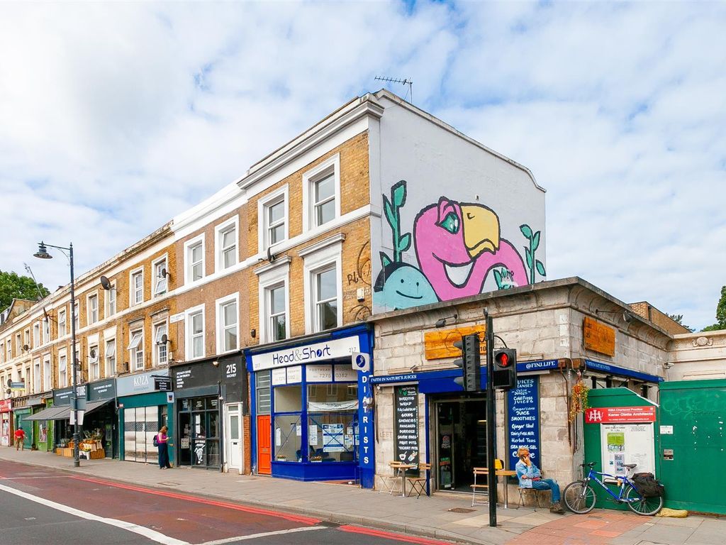 2 bed flat to rent in Stoke Newington High Street, London N16, £3,000