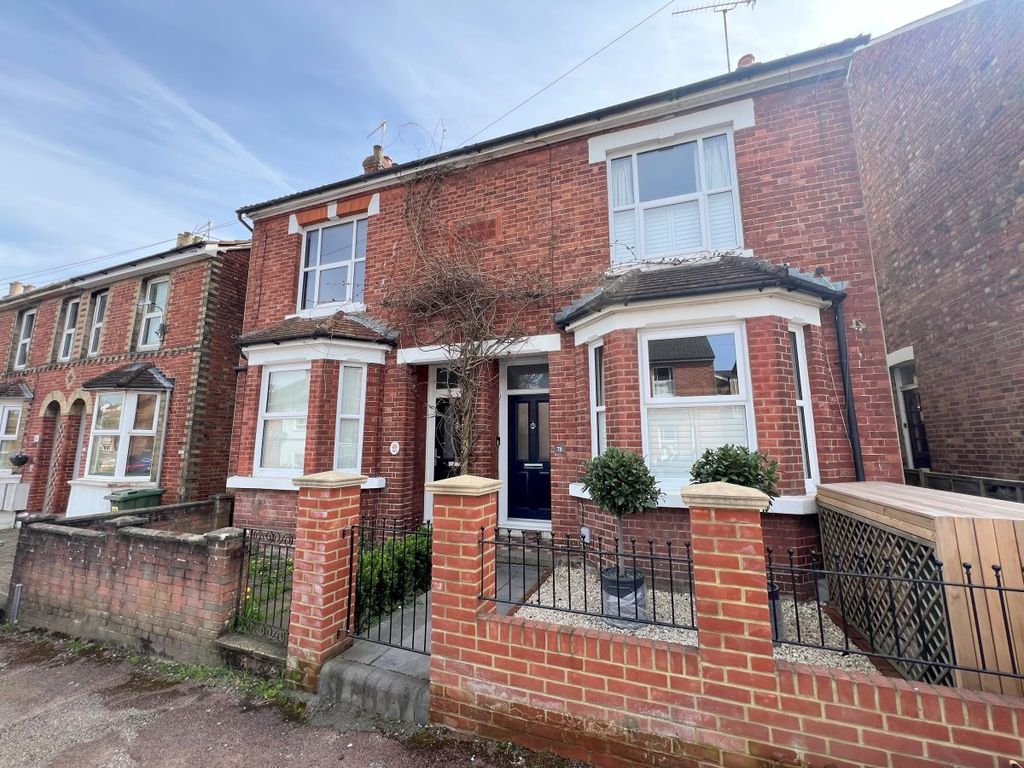 3 bed semidetached house to rent in Silverdale Road, Tunbridge Wells