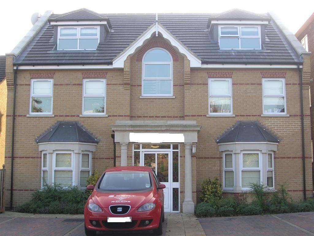 2 bed flat to rent in Derby Road, London E18 Zoopla