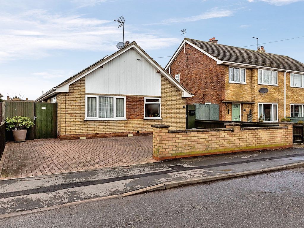 4 bed detached bungalow for sale in Hallcroft Road, Whittlesey