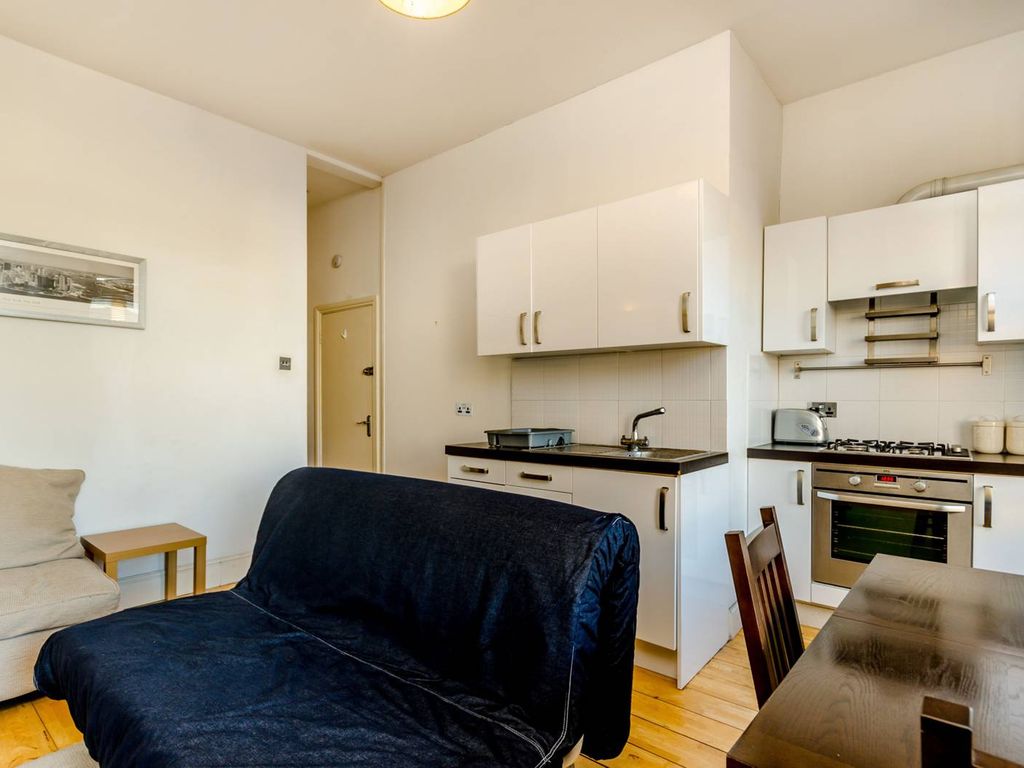 2 bed flat for sale in East Hill, Wandsworth, London SW18, £345,000