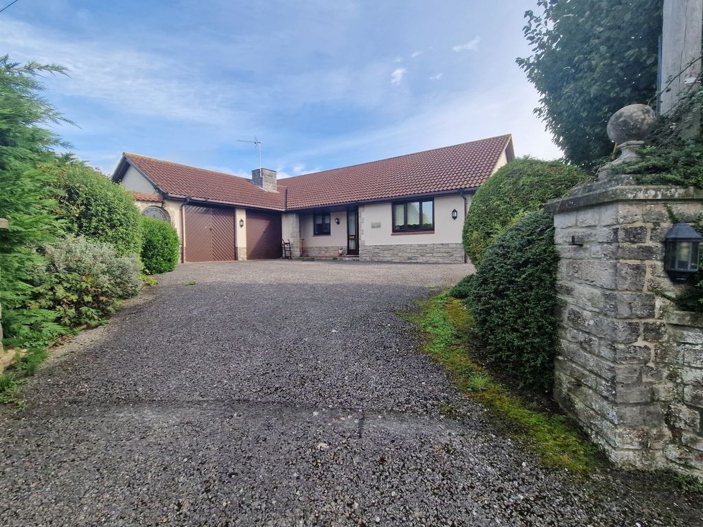 3 bed detached bungalow for sale in New Road, Broad Oak, Sturminster