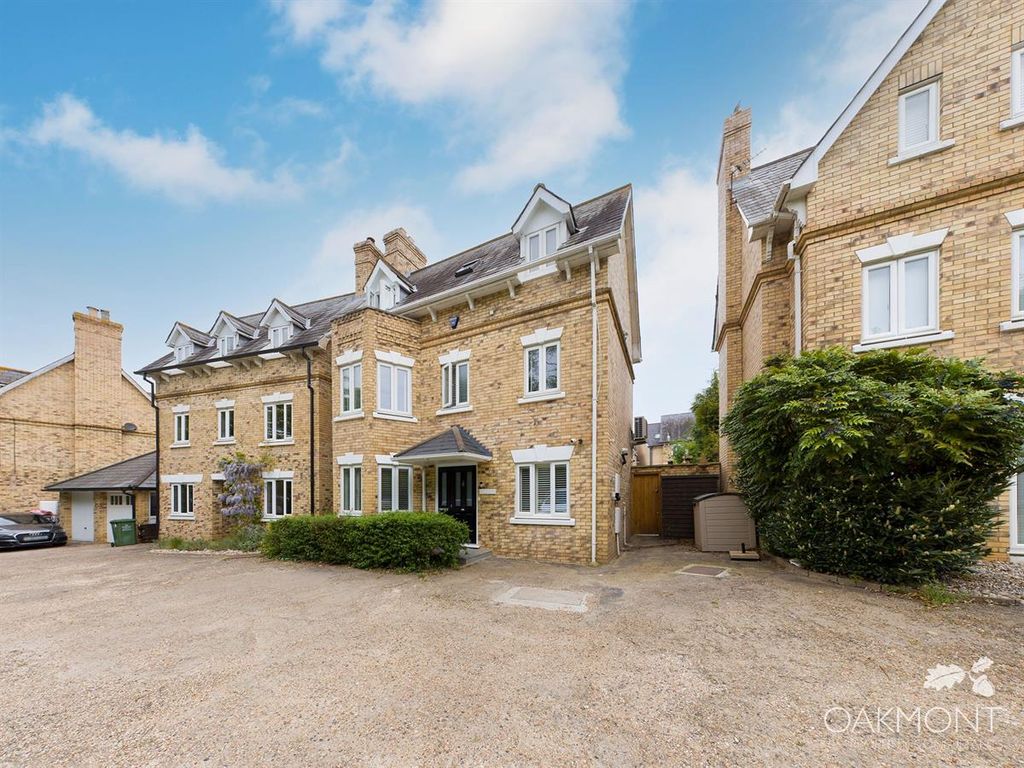 5 bed detached house to rent in Gilbert Drive, Langdon Hills, Basildon