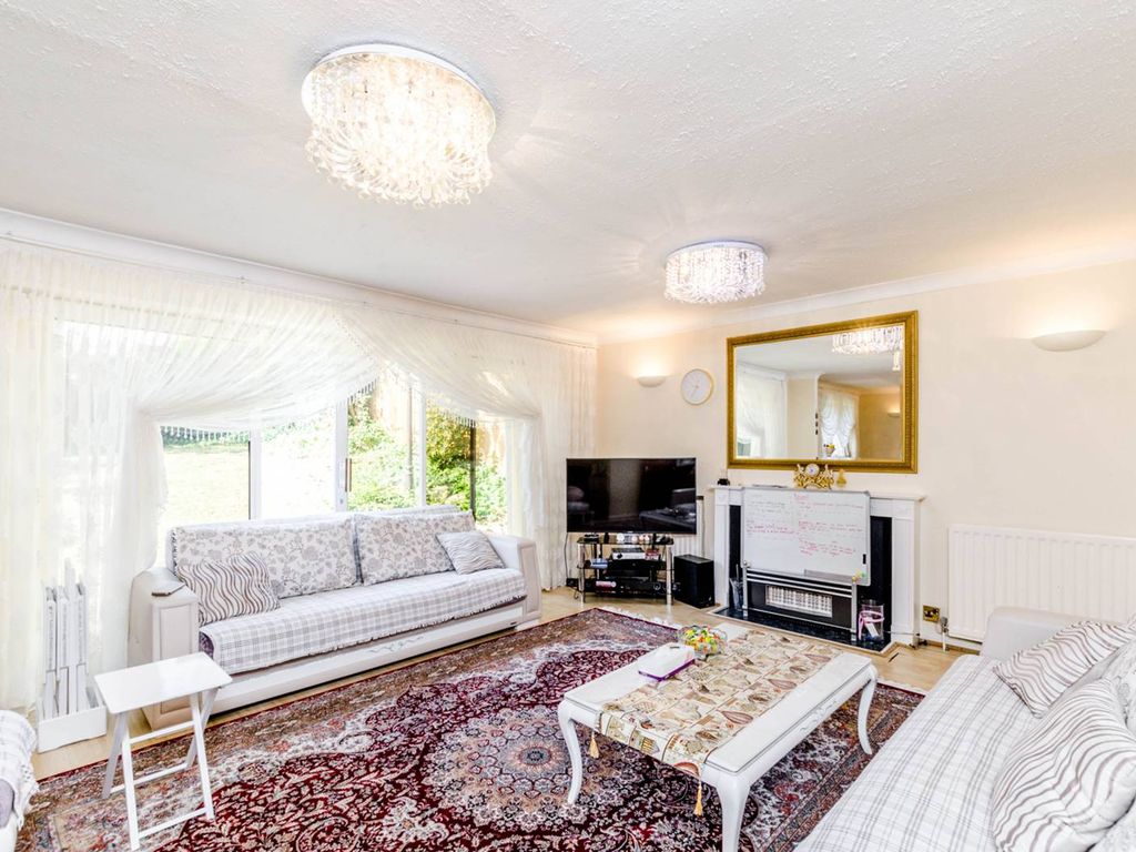 4 bed detached house to rent in Wakehams Hill, Pinner HA5, £3,000 pcm