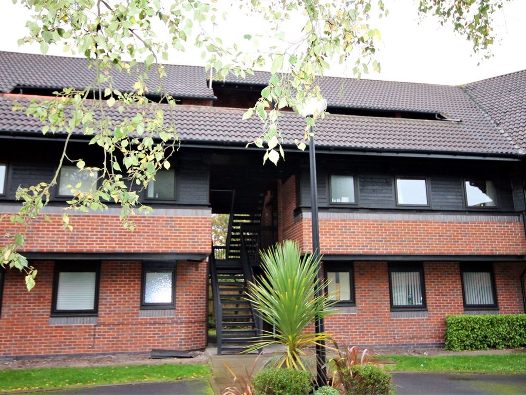 2 bed flat to rent in Court, Birchwood, Warrington WA3, £725