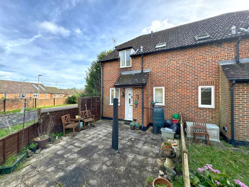 1 bed end terrace house for sale in Rosehip Way, Lychpit, Basingstoke