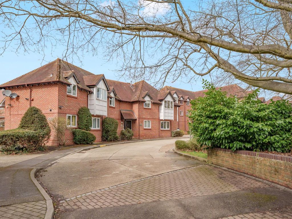 2 bed flat for sale in West Court, Summerfields, Ingatestone CM4 Zoopla