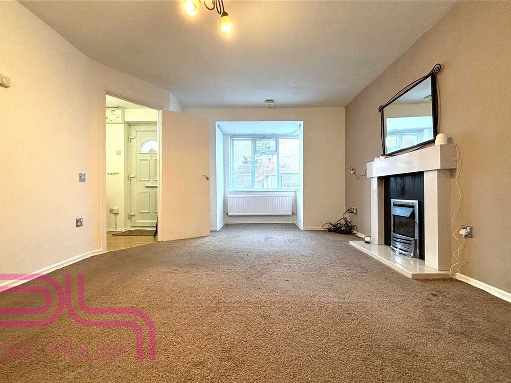 3 bed end terrace house to rent in Pickwick Close, Hounslow TW4, £1,900