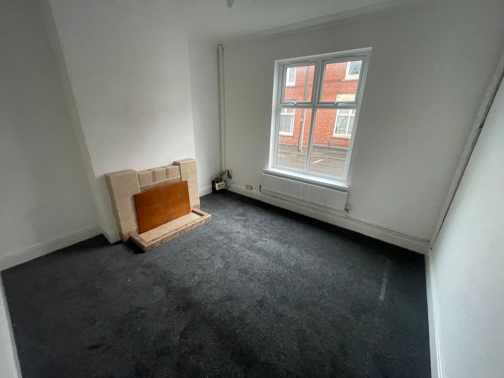 3 bed terraced house to rent in Bernard Street, West Bromwich B71, £950