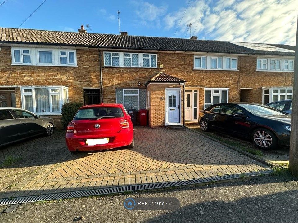 3 bed terraced house to rent in Spencer Road, Slough SL3, £1,850 pcm