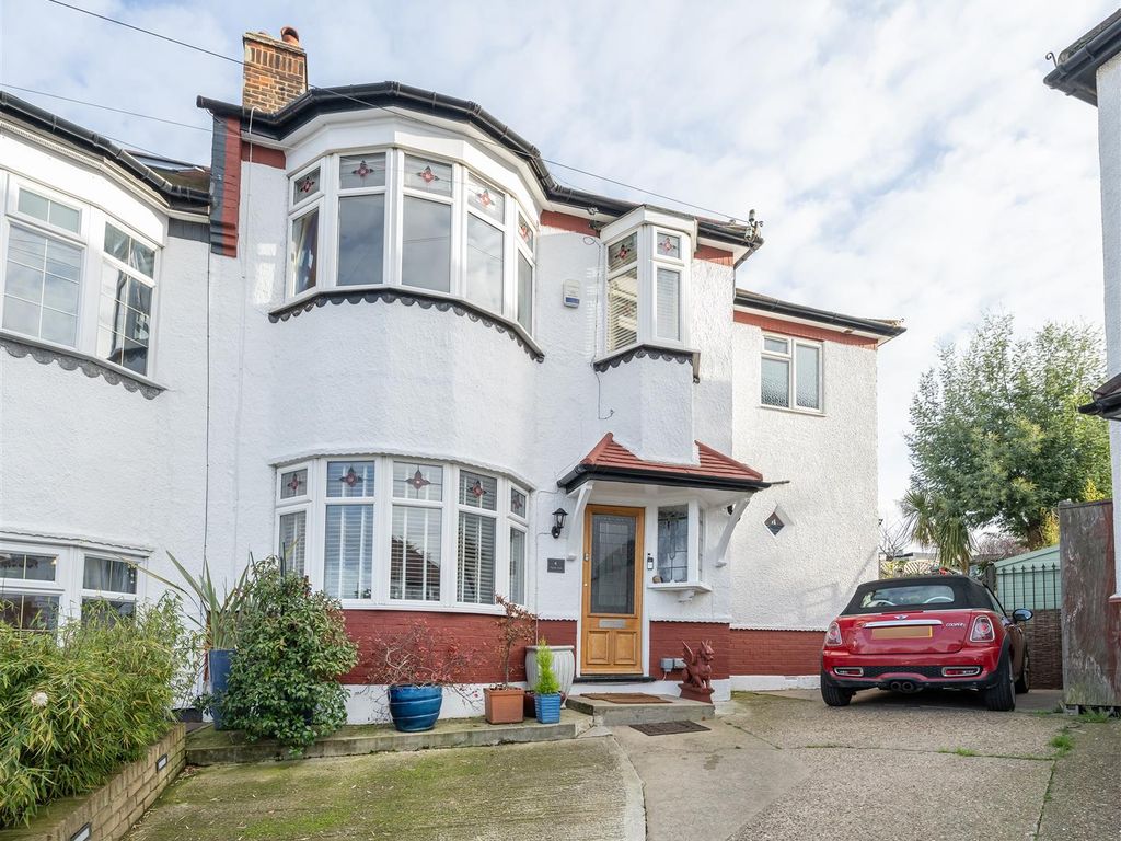 4 bed property for sale in Mayhew Close, London E4, £775,000 Zoopla