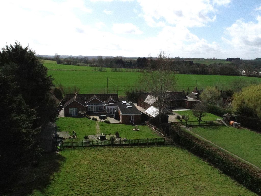 4 bed bungalow for sale in Hundon Road, Kedington, Haverhill CB9, £